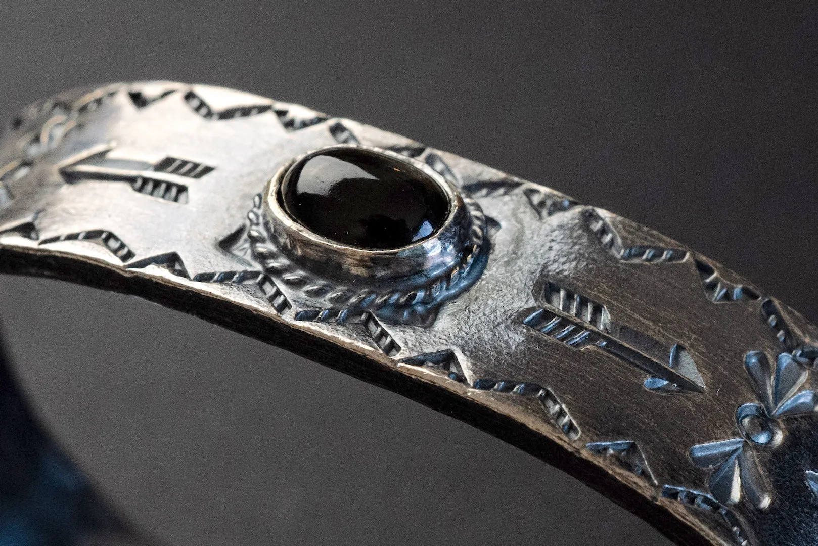 First Arrow's "Arrow Stamp" Bangle With "Soulo" Stone (BR-312)