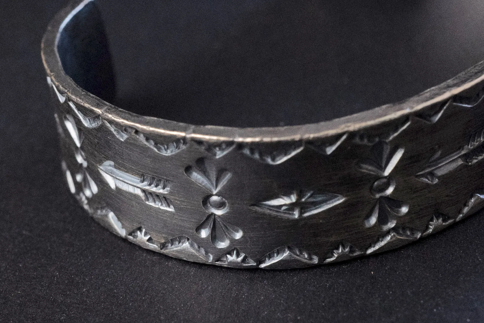 First Arrow's "Arrow Stamp" Bangle With "Soulo" Stone (BR-312)