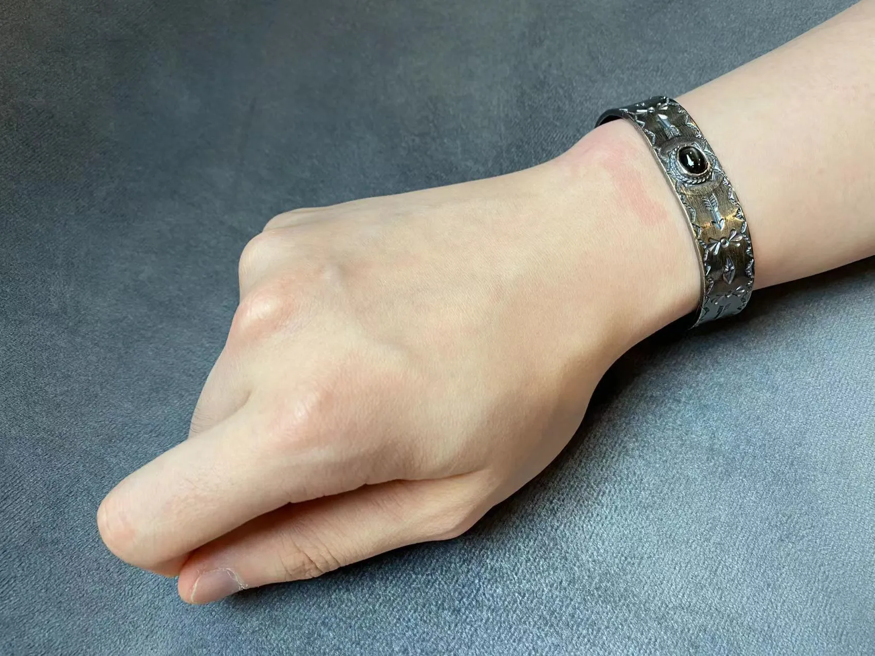 First Arrow's "Arrow Stamp" Bangle With "Soulo" Stone (BR-312)