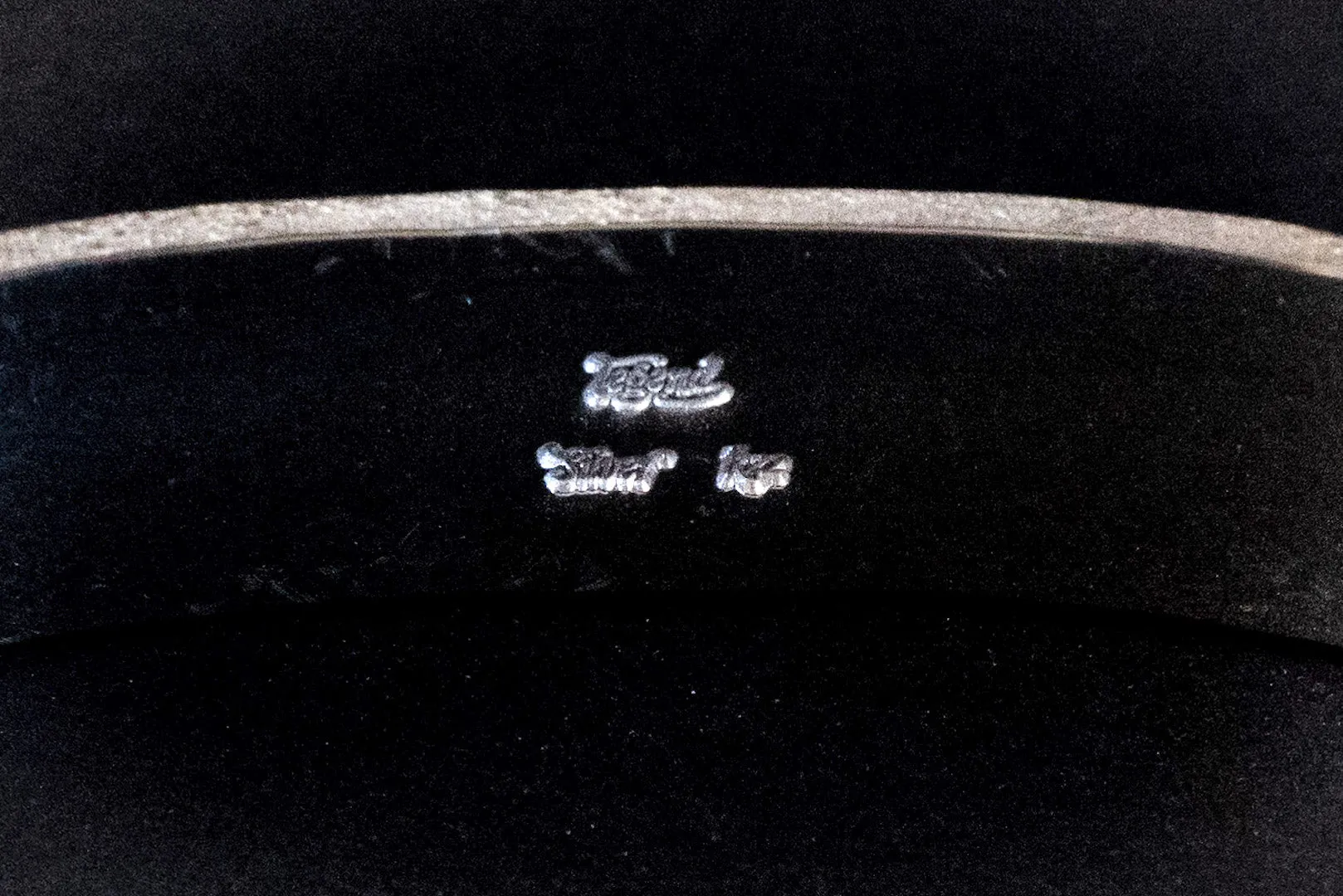 Legend 11mm "Lakeside" Bangle With 22K Gold Emblem (B-17)