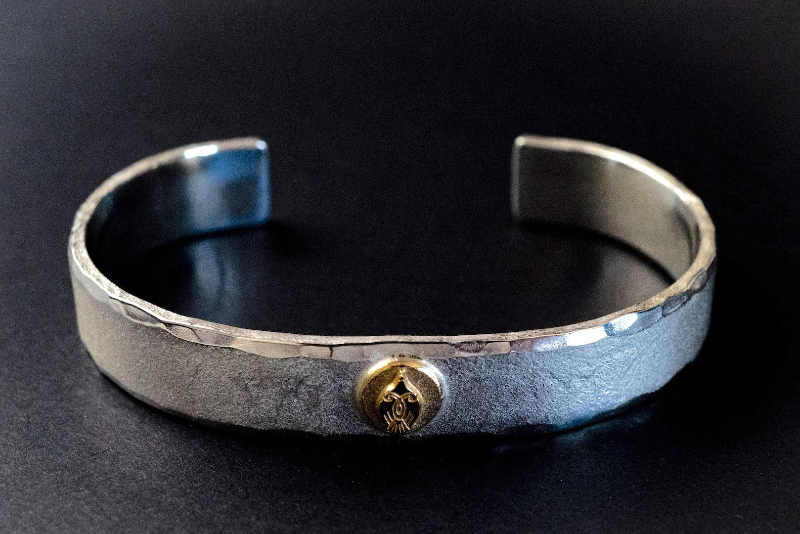 Legend 11mm "Lakeside" Bangle With 22K Gold Emblem (B-17)