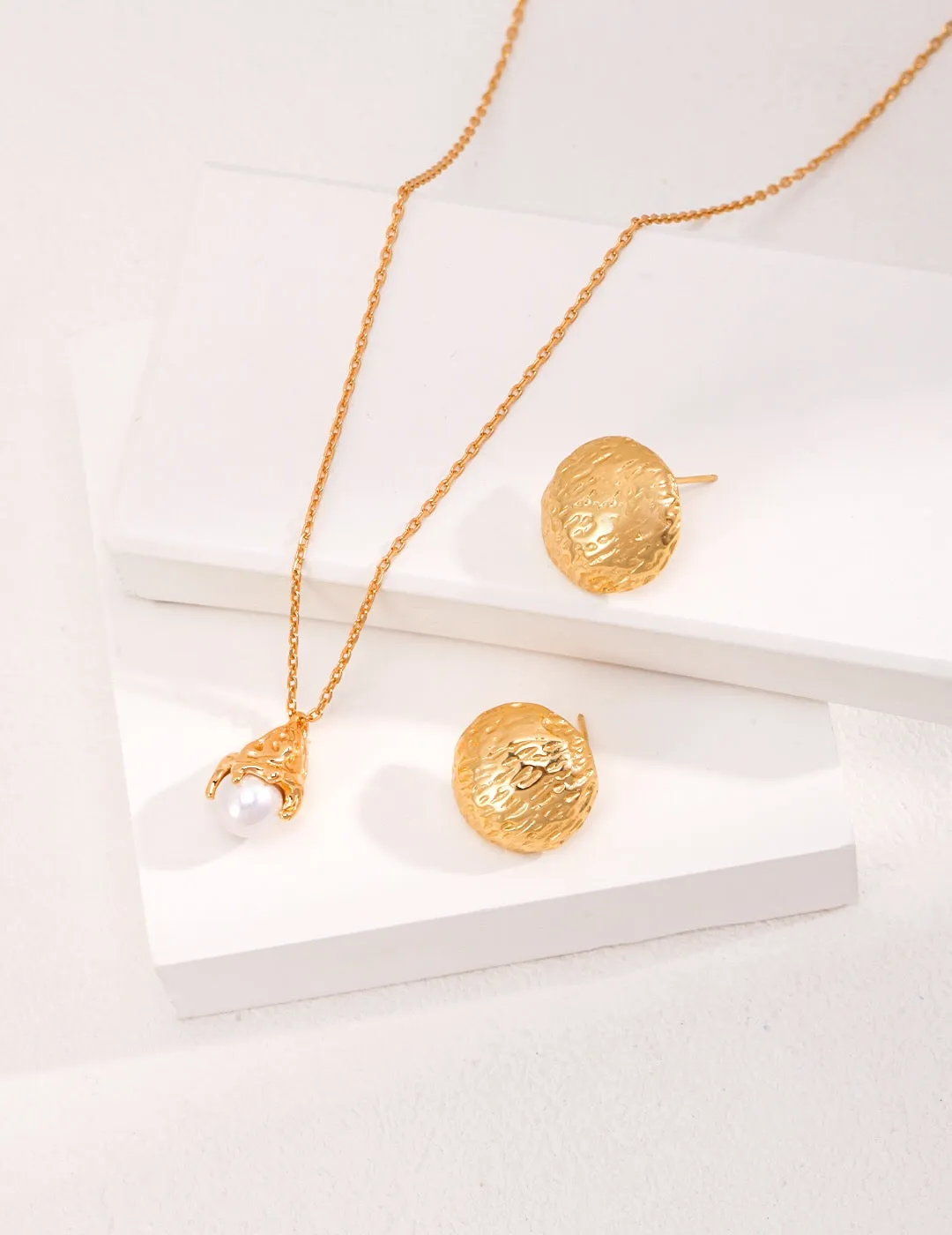 Minimalist Necklace with a Shiny Pearl
