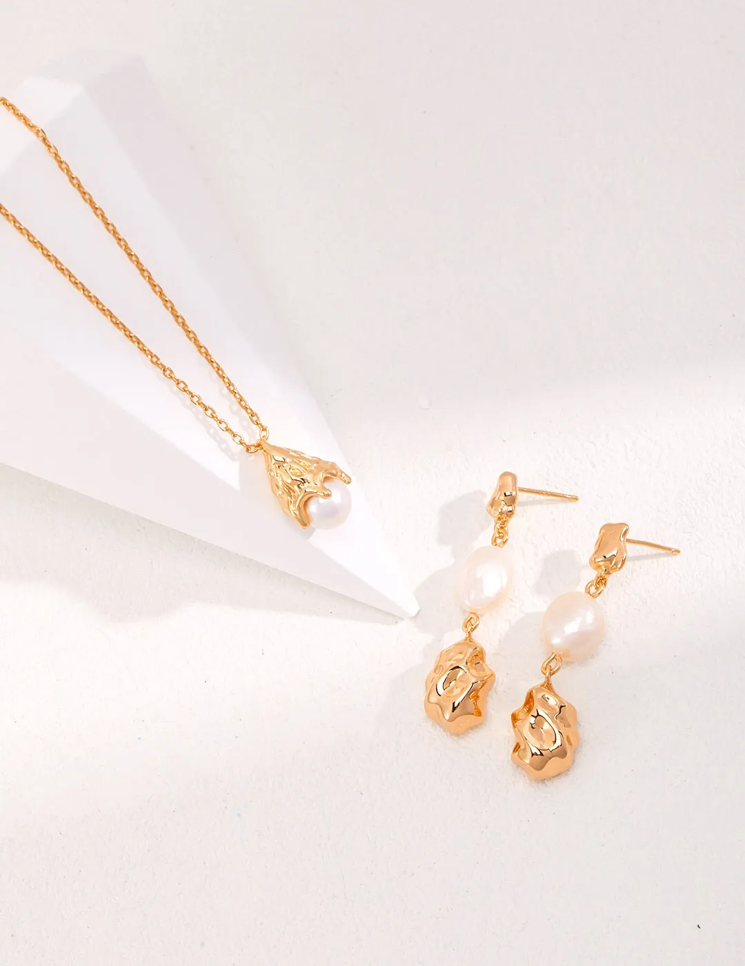 Minimalist Necklace with a Shiny Pearl