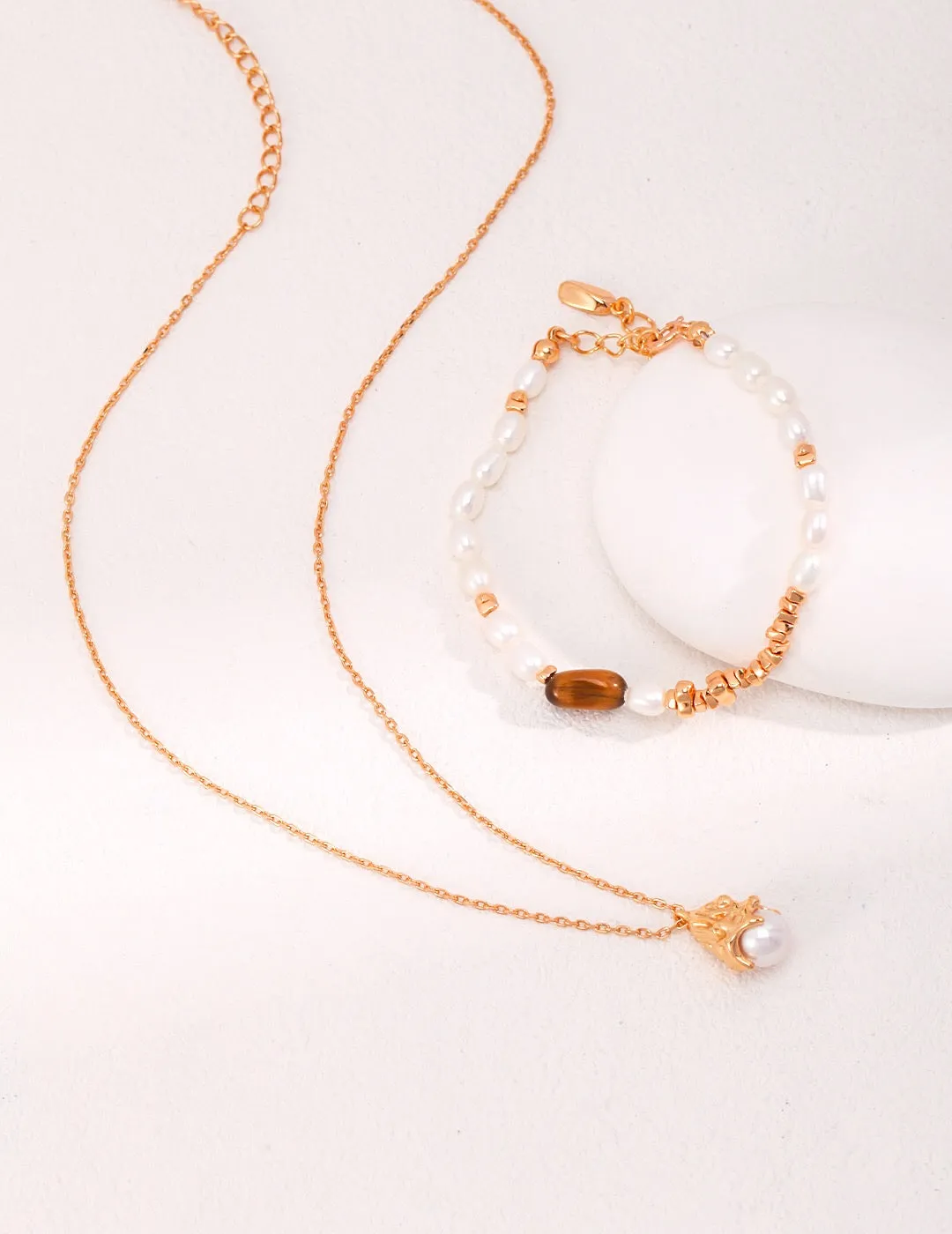 Minimalist Necklace with a Shiny Pearl