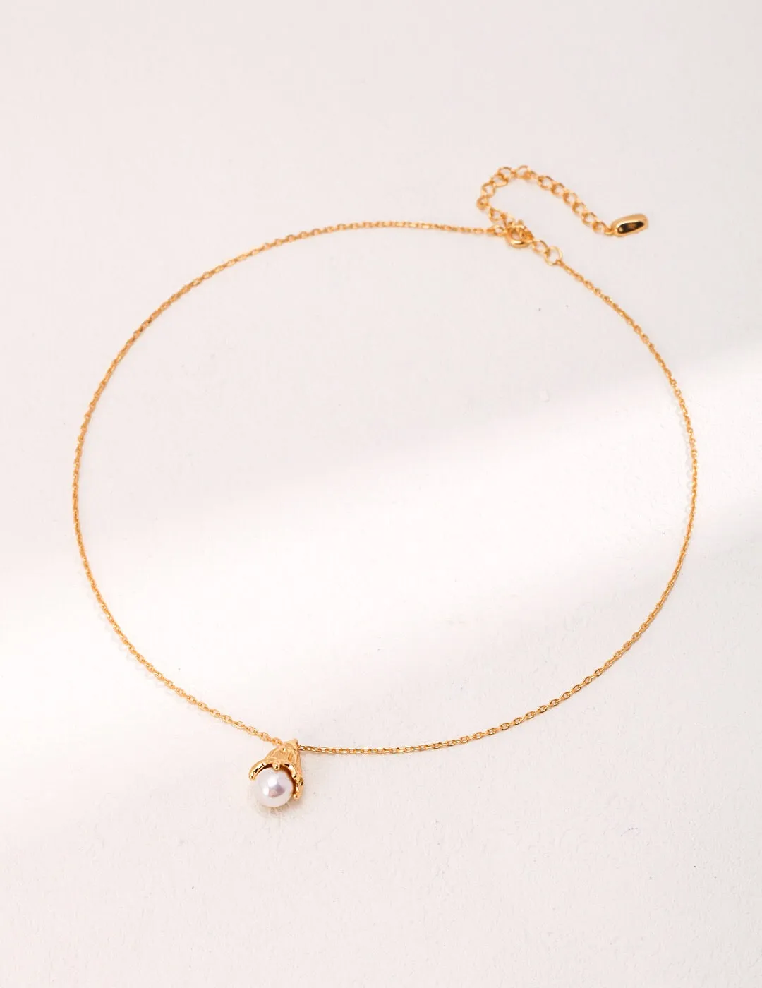 Minimalist Necklace with a Shiny Pearl